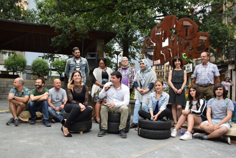 Participantes de la canción &quot;Egin zaidazu bisita&quot; en su presentación. 