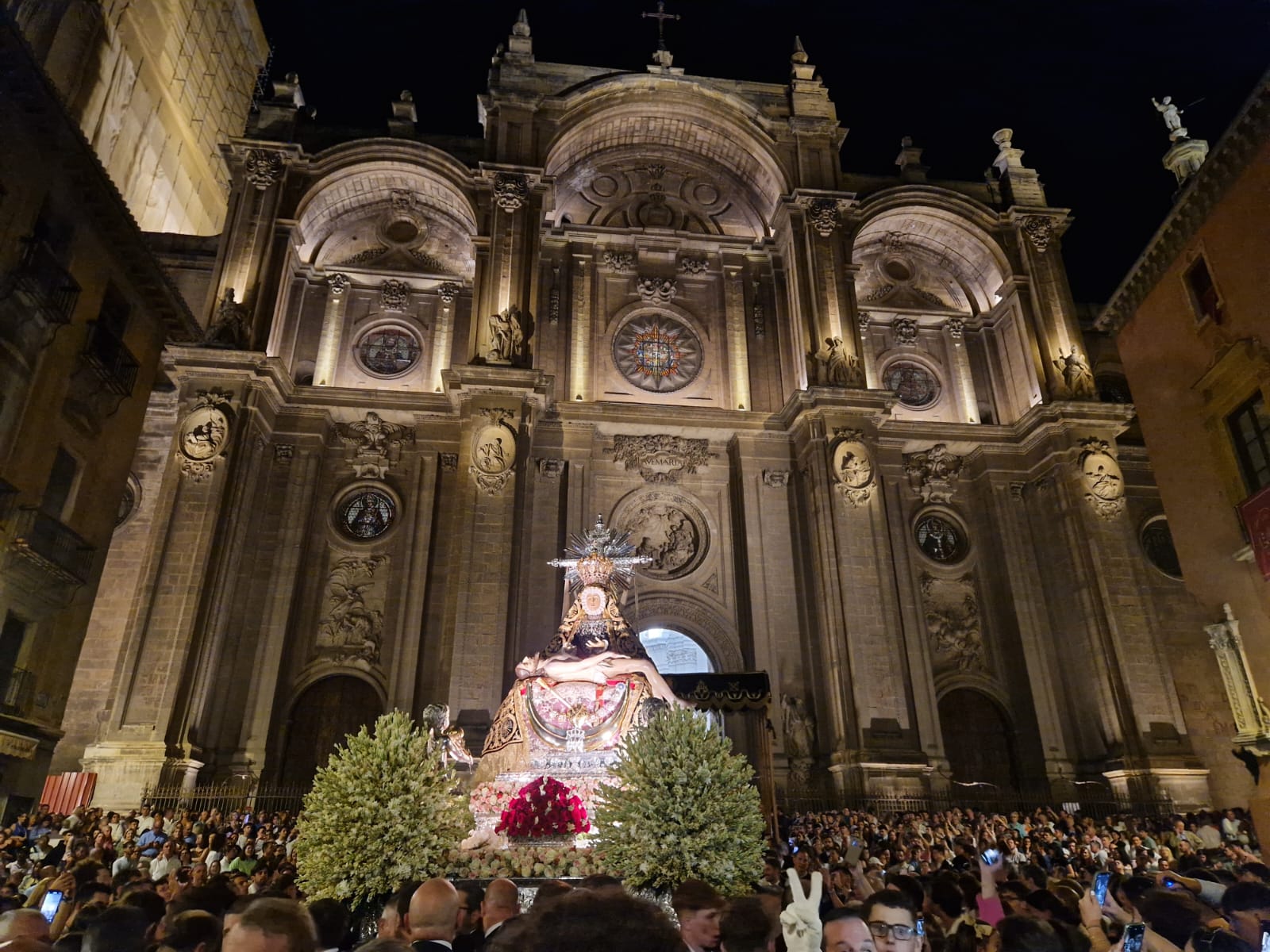 La Virgen de las Angustias en la Plaza de las Pasiegas de la Catedral de Granada tras el paso de la imagen por el interior del templo