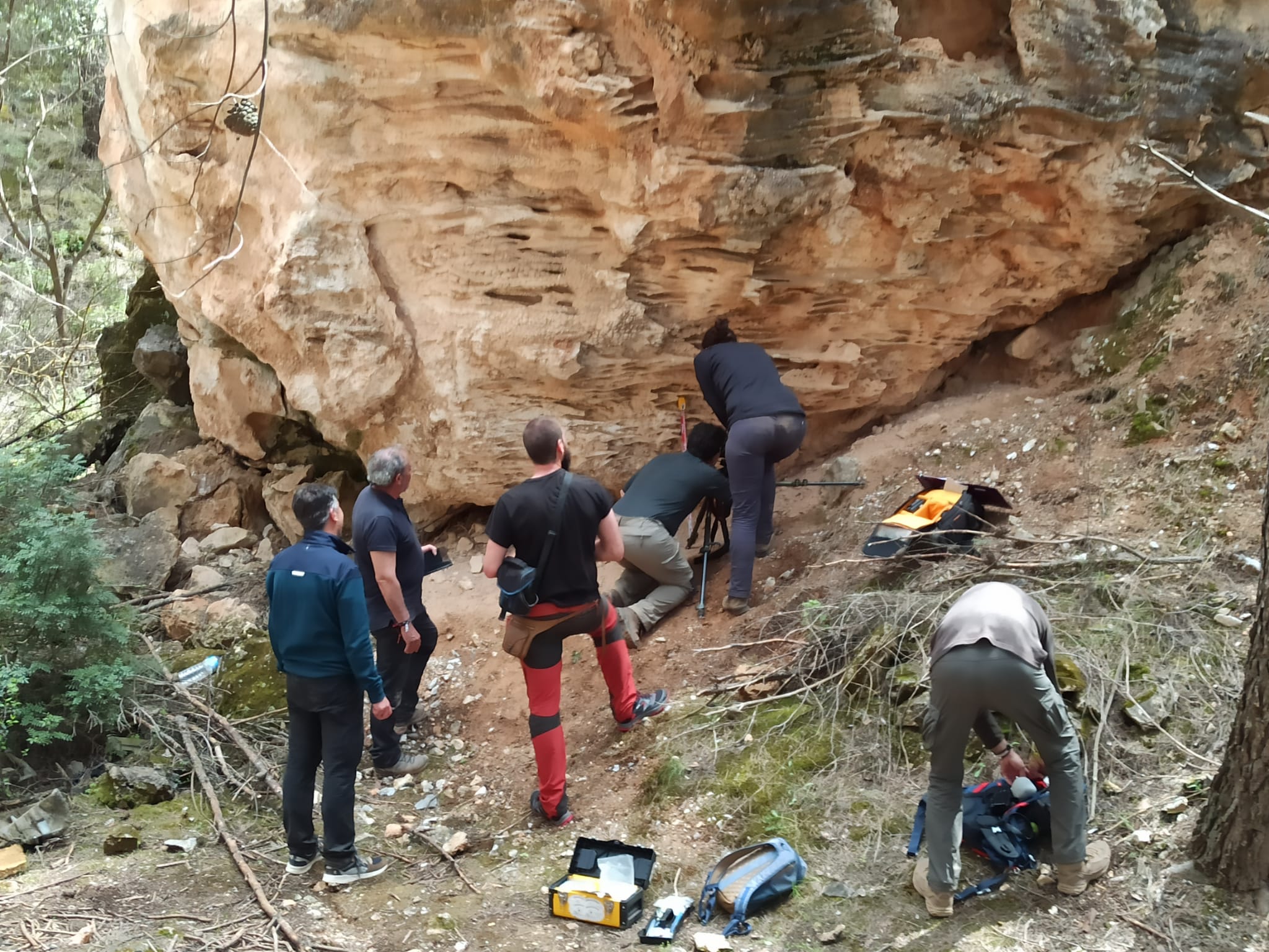 Investigadores en la cueva, al aire libre, hallada en Antequera