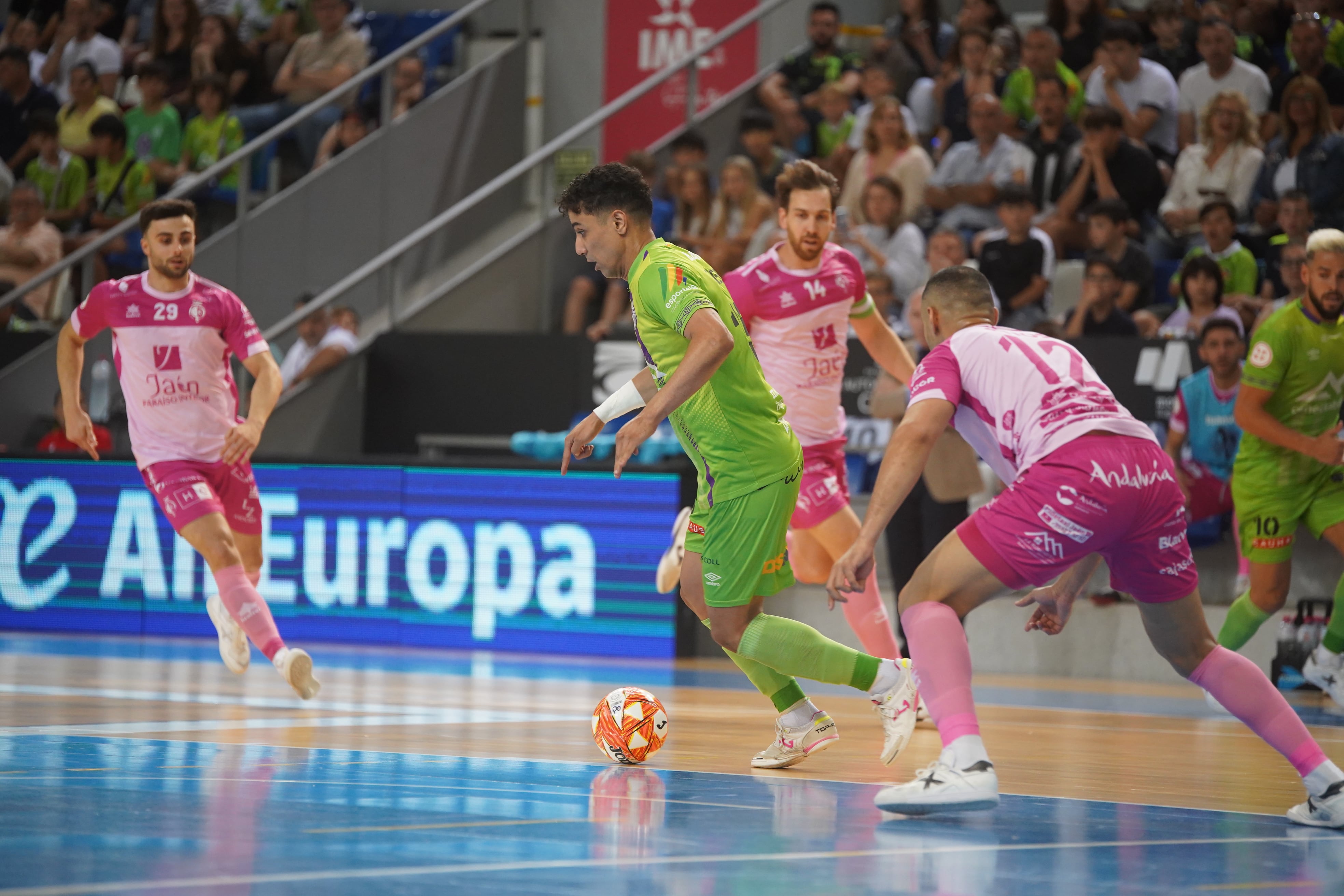 Los jugadores del Jaén f.s César, Brandi y Attos pugnan por la posición del balón frente a un jugador del Palma. Fue de mucho mérito la victoria del cuadro amarillo, en Mallorca de rosa, frente al actual campeón de la Champions