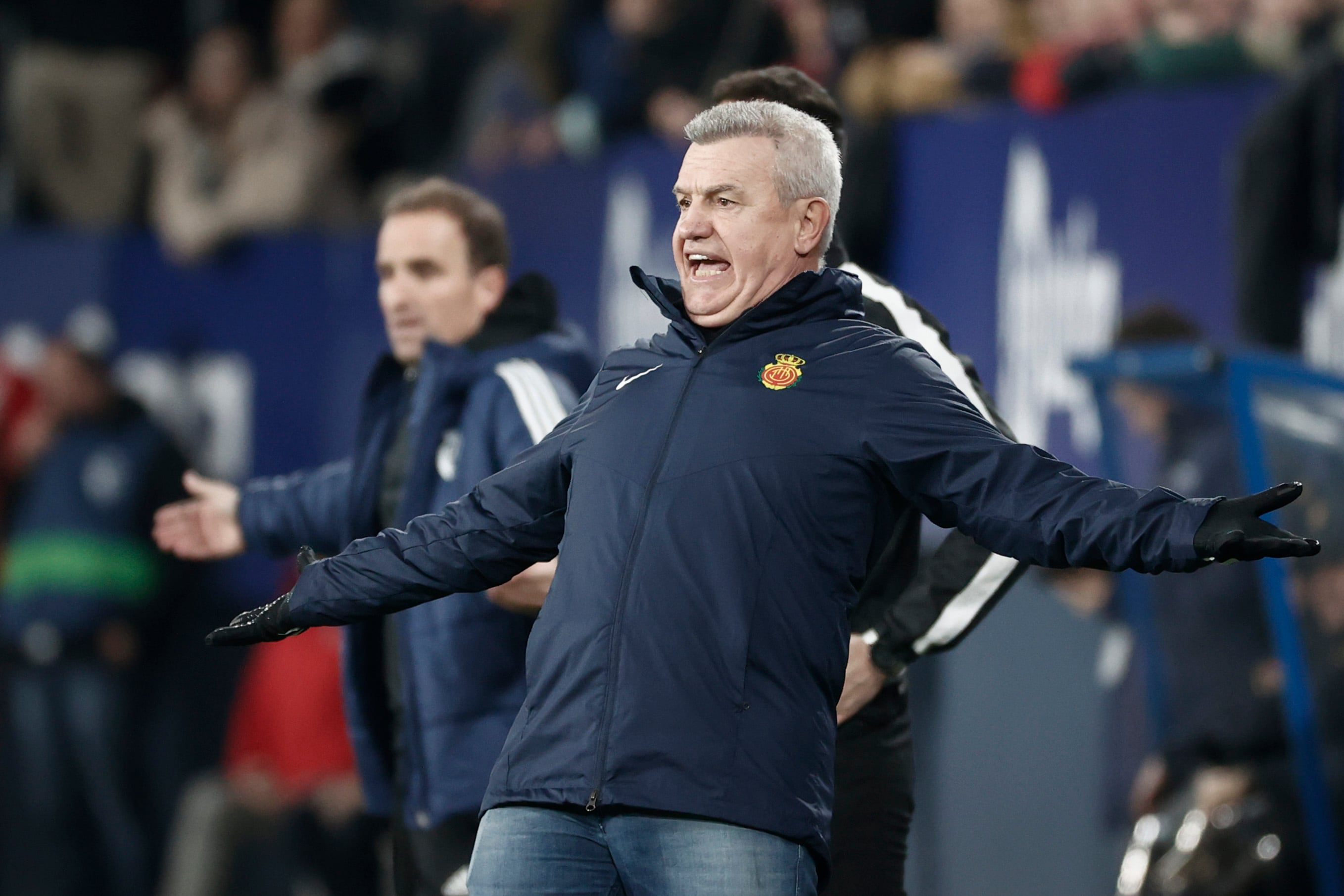 El entrenador del RCD Mallorca, Javier Aguirre, reacciona durante el partido que enfrenta al CA Osasuna y al RCD Mallorca