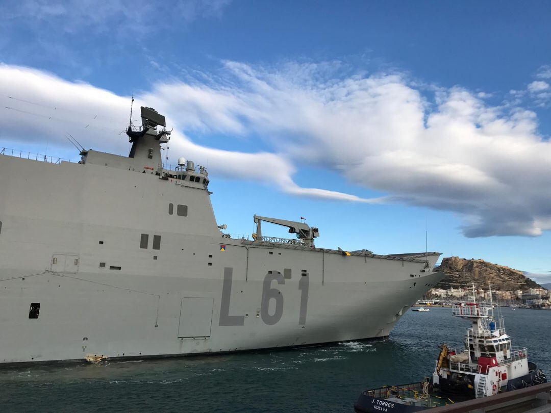 El &#039;Juan Carlos I&#039; entrando en el Puerto de Alicante