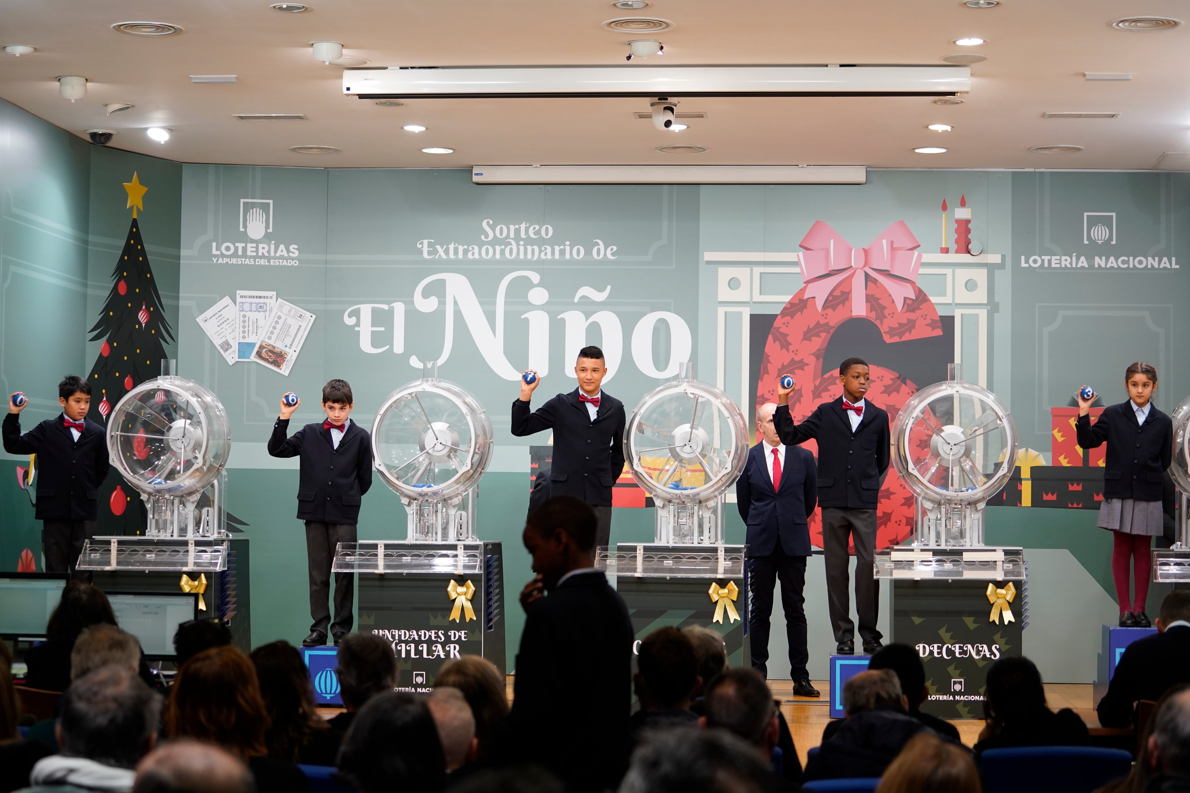MADRID, 06/01/2026.- El primer premio del sorteo extraordinario de la lotería del Niño, celebrado este martes y dotado con dos millones de euros por serie (200.000 euros al décimo), ha recaído en el número 6.703. Este número ha estado muy repartido y se ha vendido en Madrid Barcelona, San Sebastián, Málaga, Bilbao, Zaragoza, Vitoria, Santa Cruz de Tenerife, Sevilla, Salamanca, Pamplona, Málaga, Logroño, Guadalajara, Cuenca, Castellón, Cádiz, Alicante y Albacete, así como en numerosas localidades del país, entre ellas, Paiporta (Valencia), una de las localidades más afectadas por la dana de octubre de 2024. EFE/ SELAE - SOLO USO EDITORIAL/SOLO DISPONIBLE PARA ILUSTRAR LA NOTICIA QUE ACOMPAÑA (CRÉDITO OBLIGATORIO) -