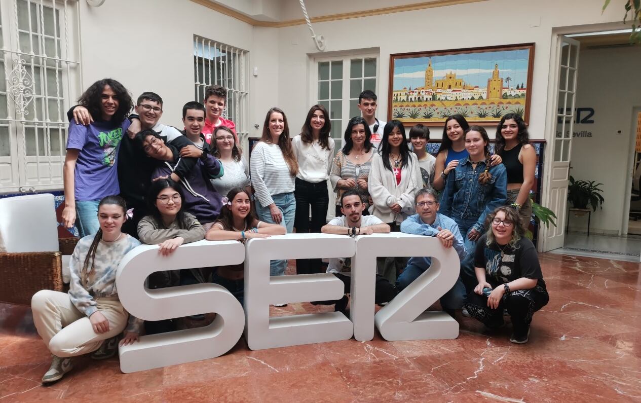 Alumnos del IES Politécnico de Sevilla junto a la ministra de Justicia Pilar Llop