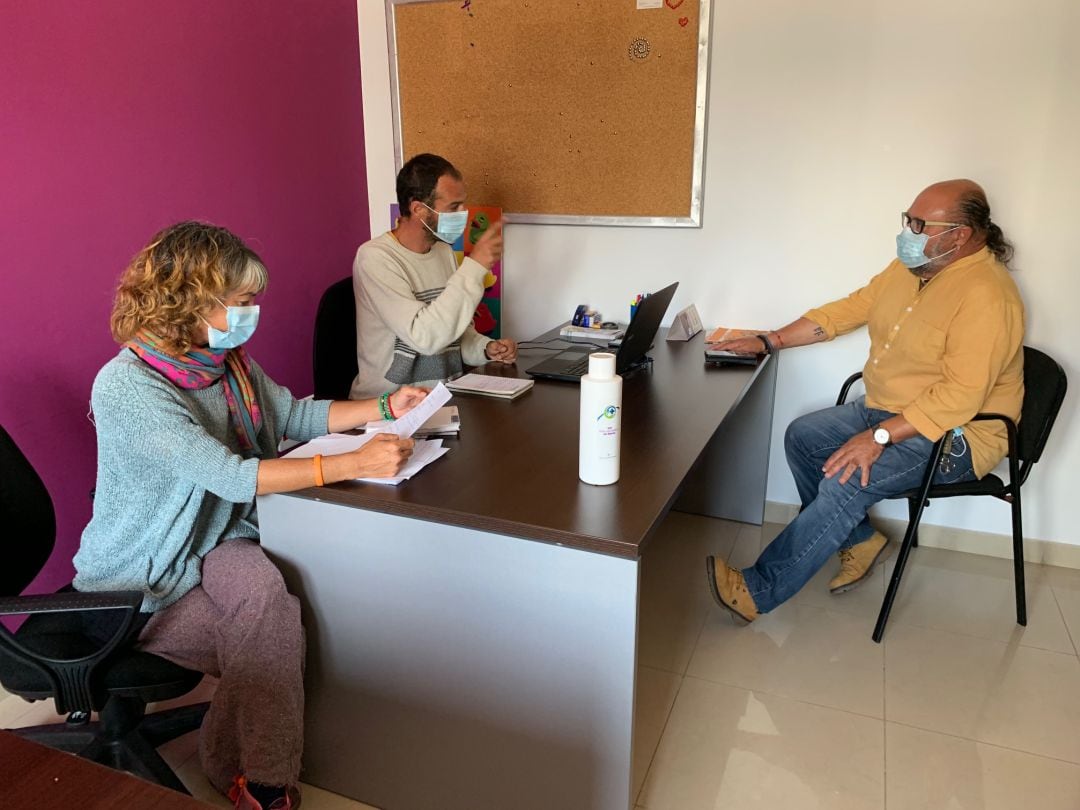 El concejal de Participación Ciudadana, Nicolás Saavedra, junto a técnicos del área.