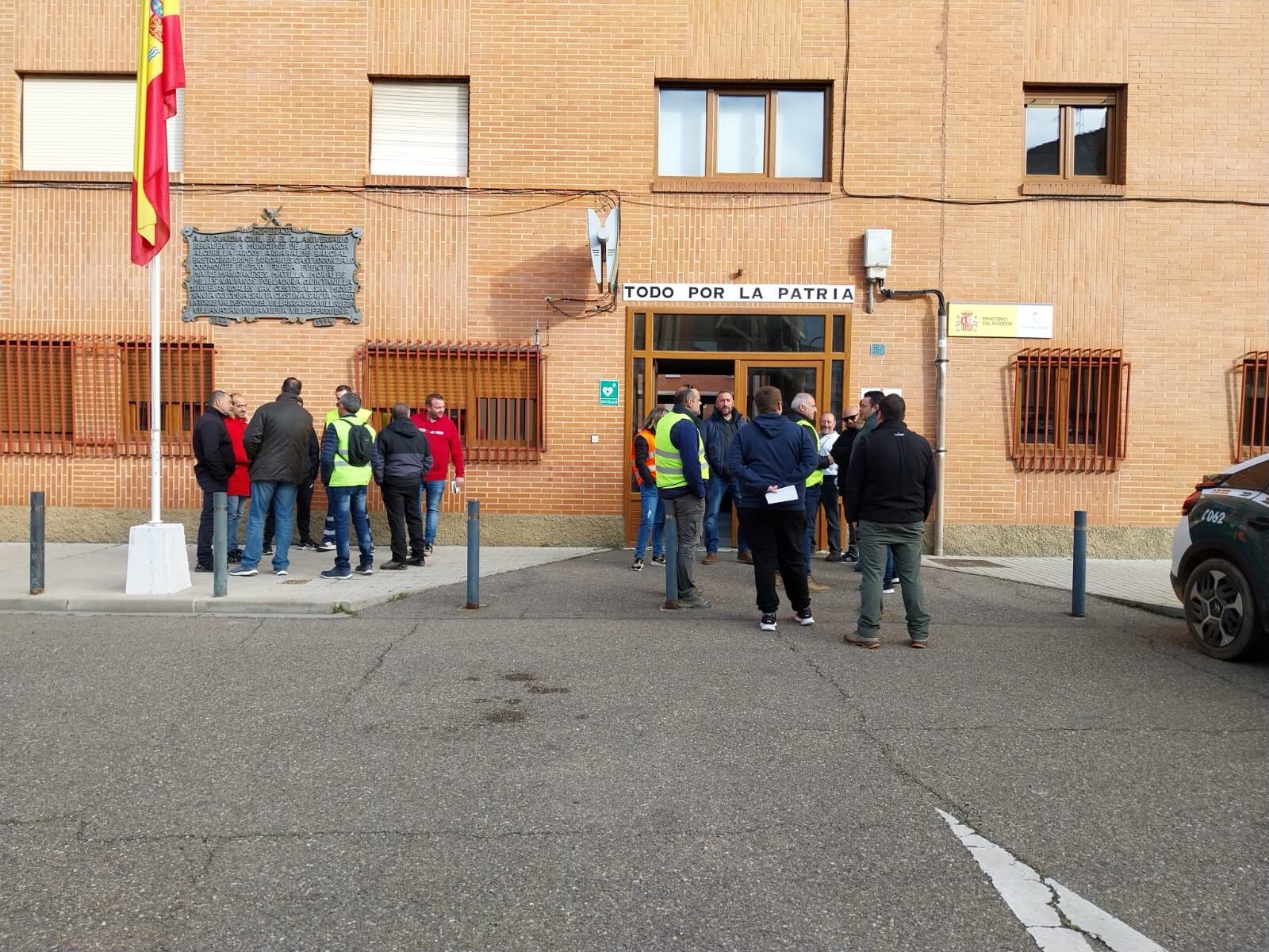 Un grupo de agricultores acompañando a algunos de los citados a declarar ante la Guardia Civil