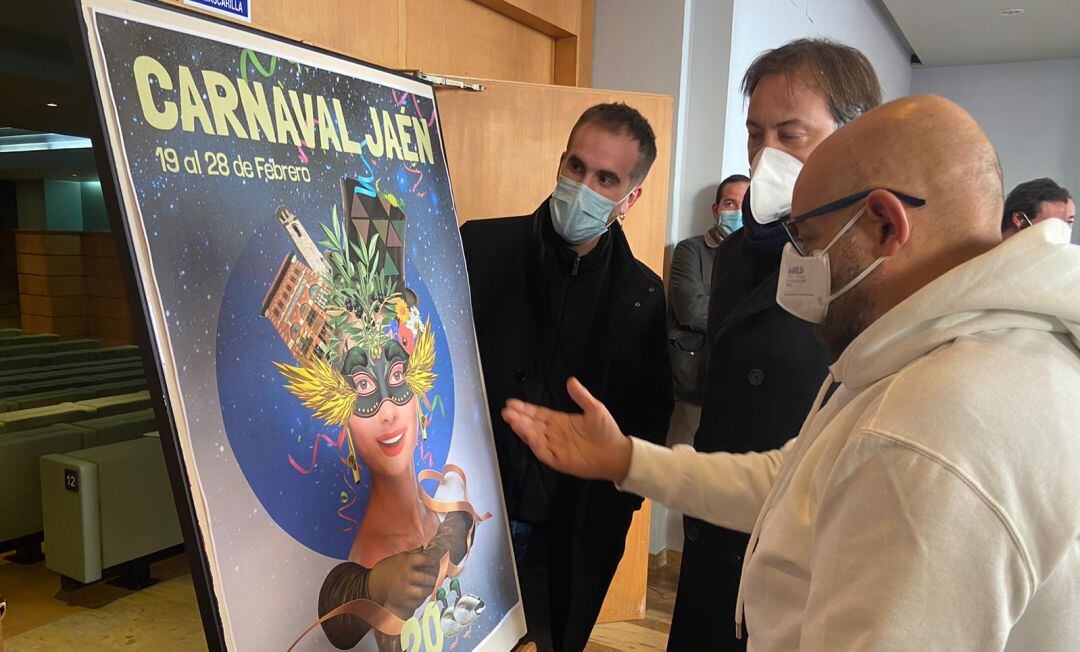 De izquierda a derecha, el presidente de la asociación &#039;Amigos del Carnaval&#039;, David Romero; el concejal de Cultura, José Manuel Higueras, y el pregonero, Antonio Serrano &#039;El Canijo&#039;, observan el cartel del Carnaval de Jaén.