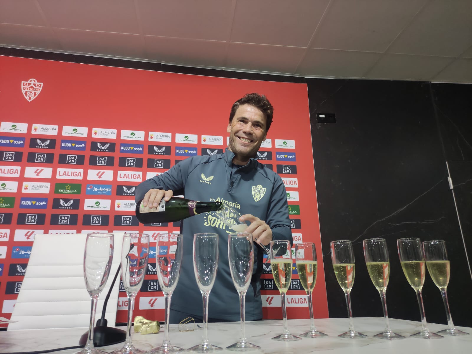 El entrenador del Almería prepara las copas para brindar con la prensa para un 2025 de Primera División.