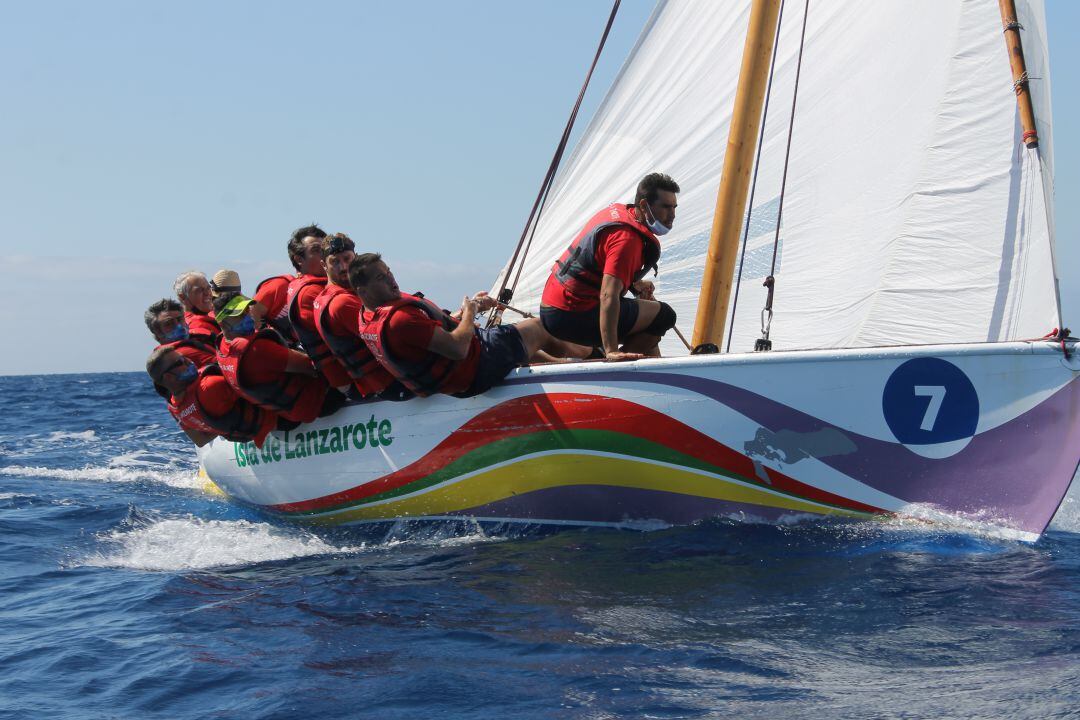 Tripulación del &quot;Isla de Lanzarote&quot; en plena regata.