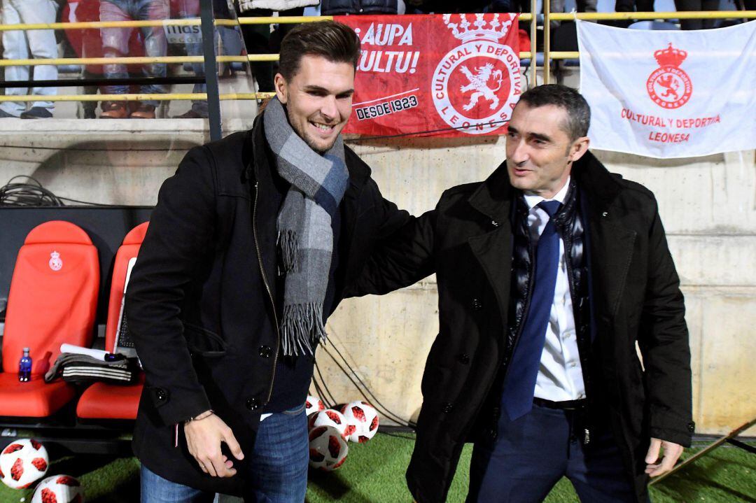 Ernesto Valverde y Víctor Cea, en el protocolario saludo antes del inicio del encuentro