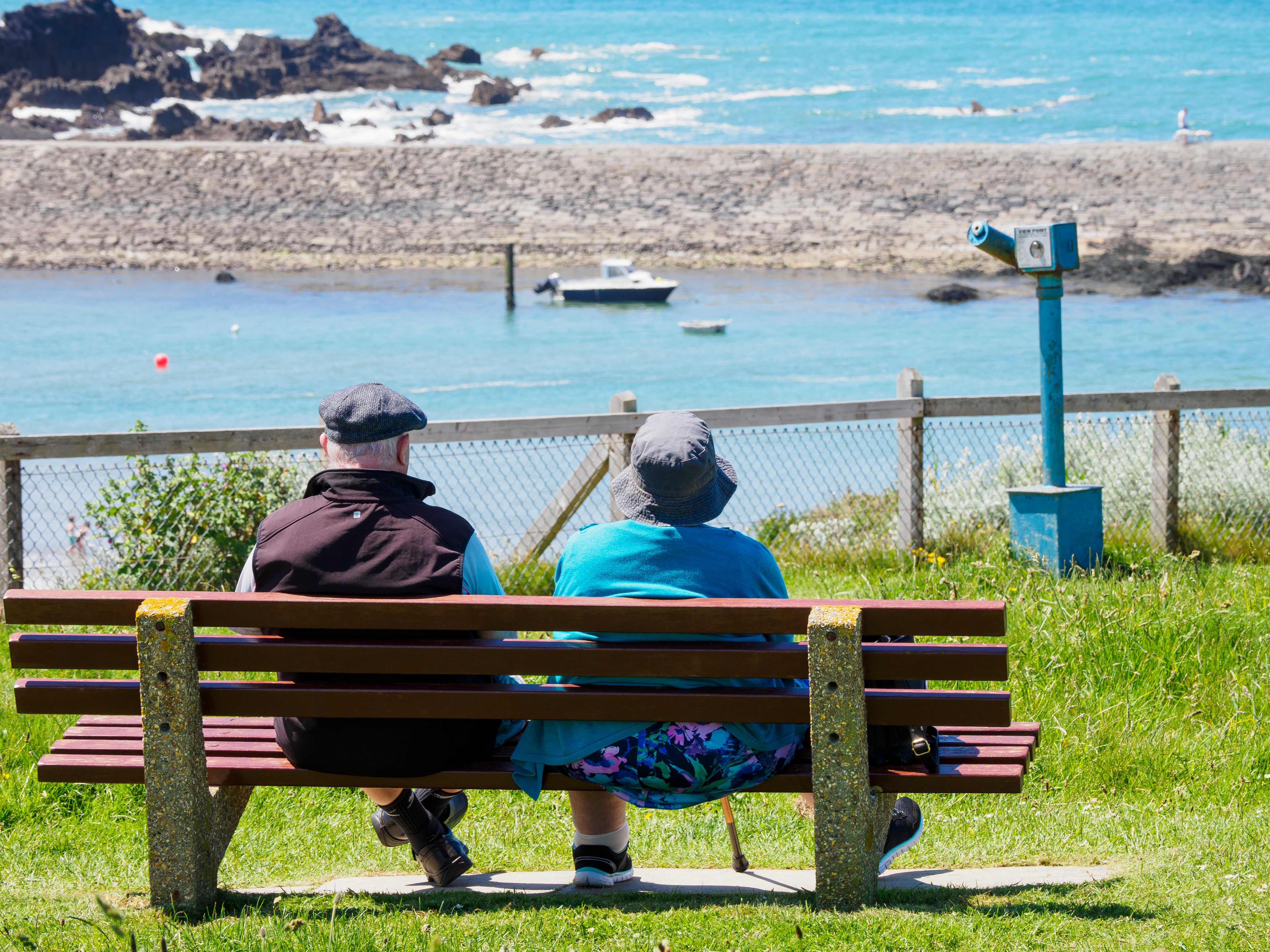 Una pareja de ancianos sentada en un banco. (Photo by: Nik Taylor/UCG/Universal Images Group via Getty Images)