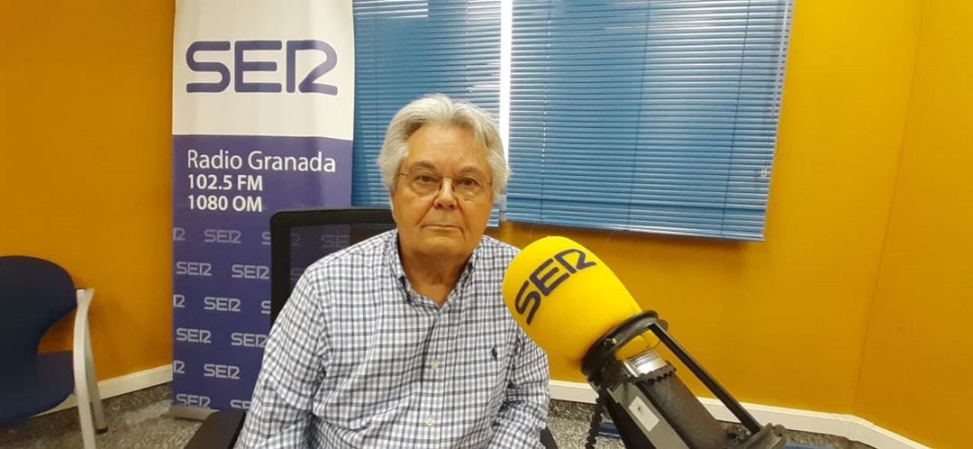 Antonio Jara, tras la entrevista, posa en los estudios de Radio Granada