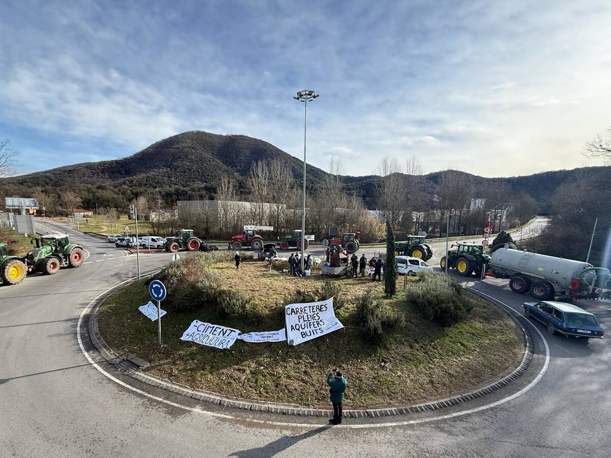 Els pagesos bloquegen tres carreteres de la Garrotxa per protestar contra la variant d'Olot
