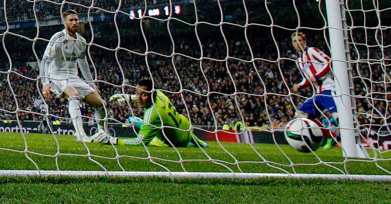 Fernando Torres marca en un derbi de Copa en el Santiago Bernabéu.