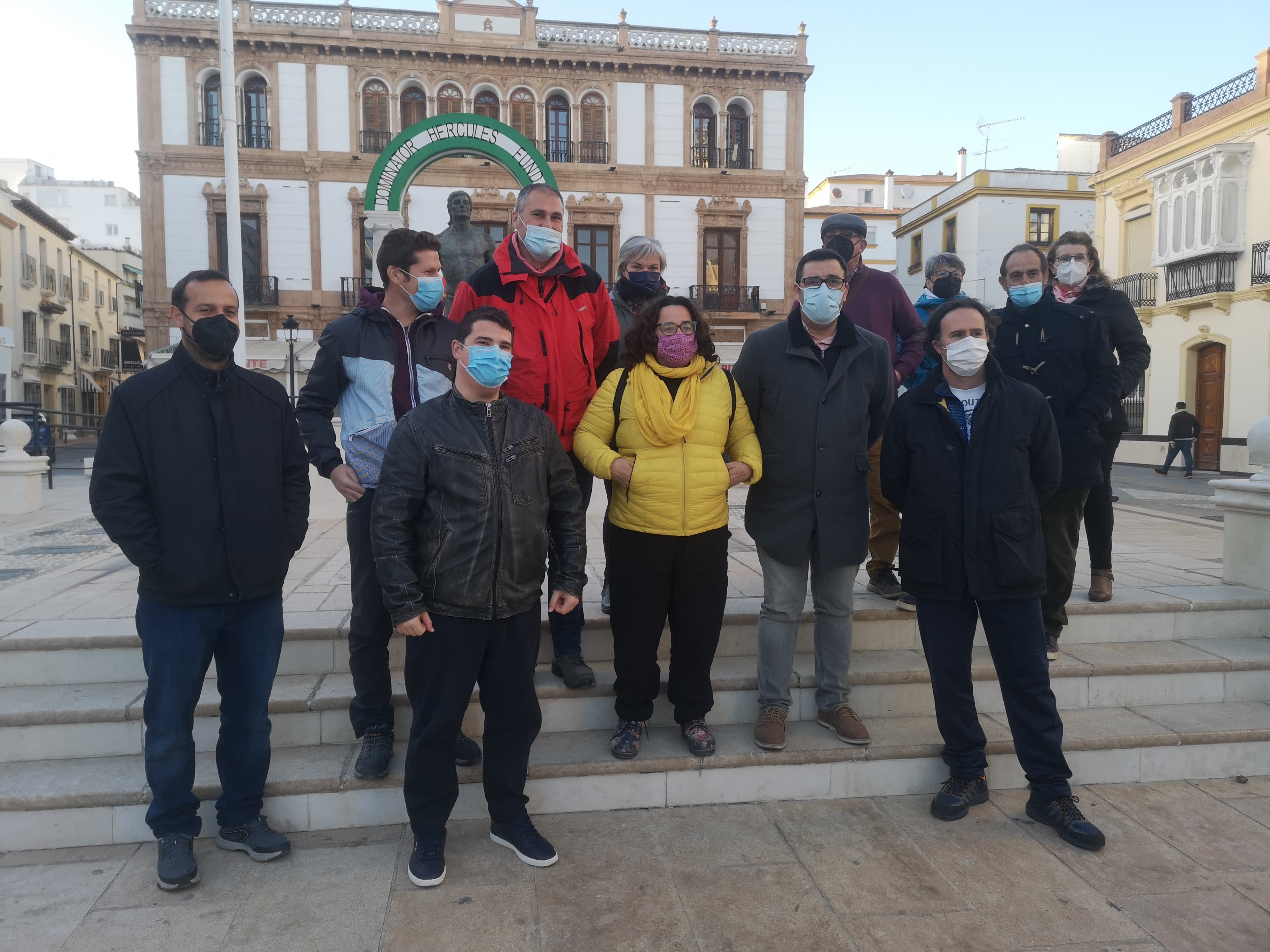 Varios componentes de Izquierda Unida de la comarca este martes en la plaza del Socorro de Ronda