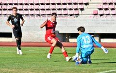 Santi Prado intenta marcar en el partido ante el Celta B