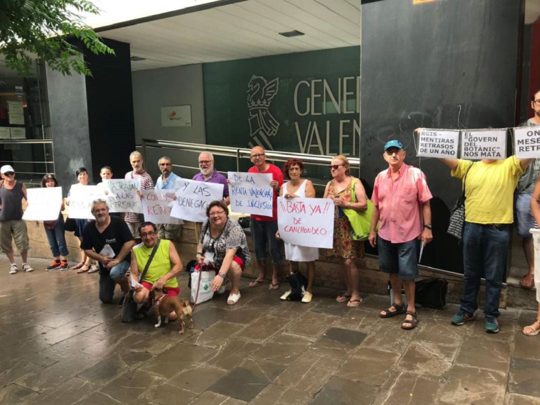 Varios manifestantes se concentran exigiendo una reforma del sistema de dependencia