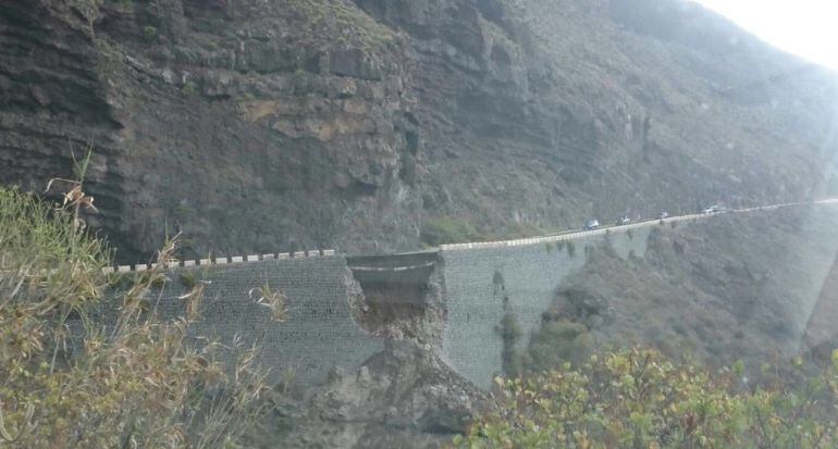 Estado en el que quedó la carretera de Teno tras el derrumbe el 12 de julio.