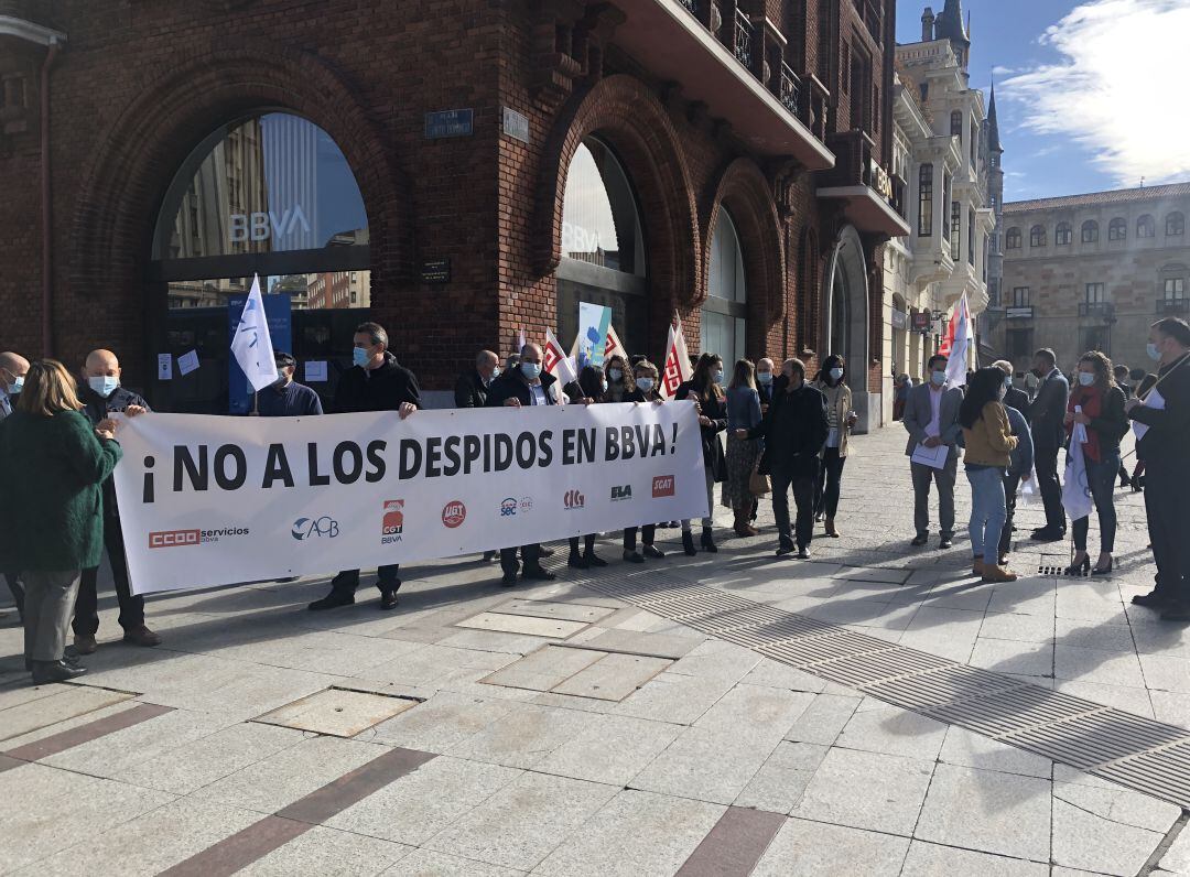 Los trabajadores del BBVA secundan el paro parcial convocado este martes en León