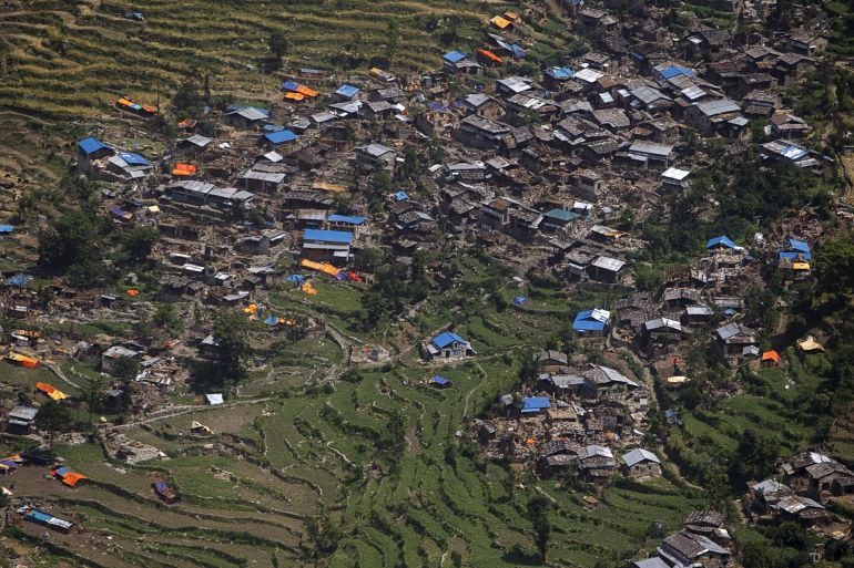 Vista aérea de casas dañadas tras el terremoto cerca de Sirdibas, Nepal