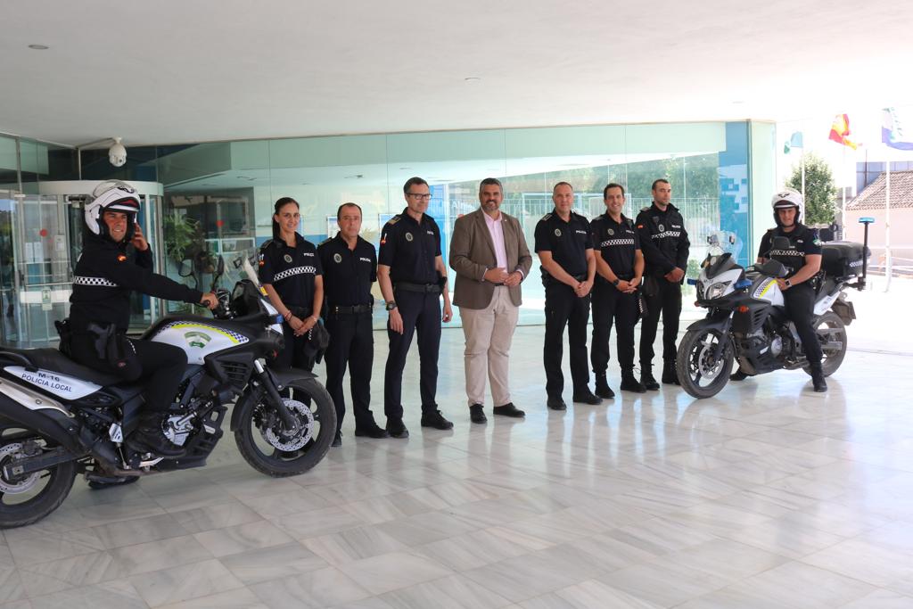 Los agentes con el nuevo uniforme junto con el alcalde de Mijas, en el centro, Josele González