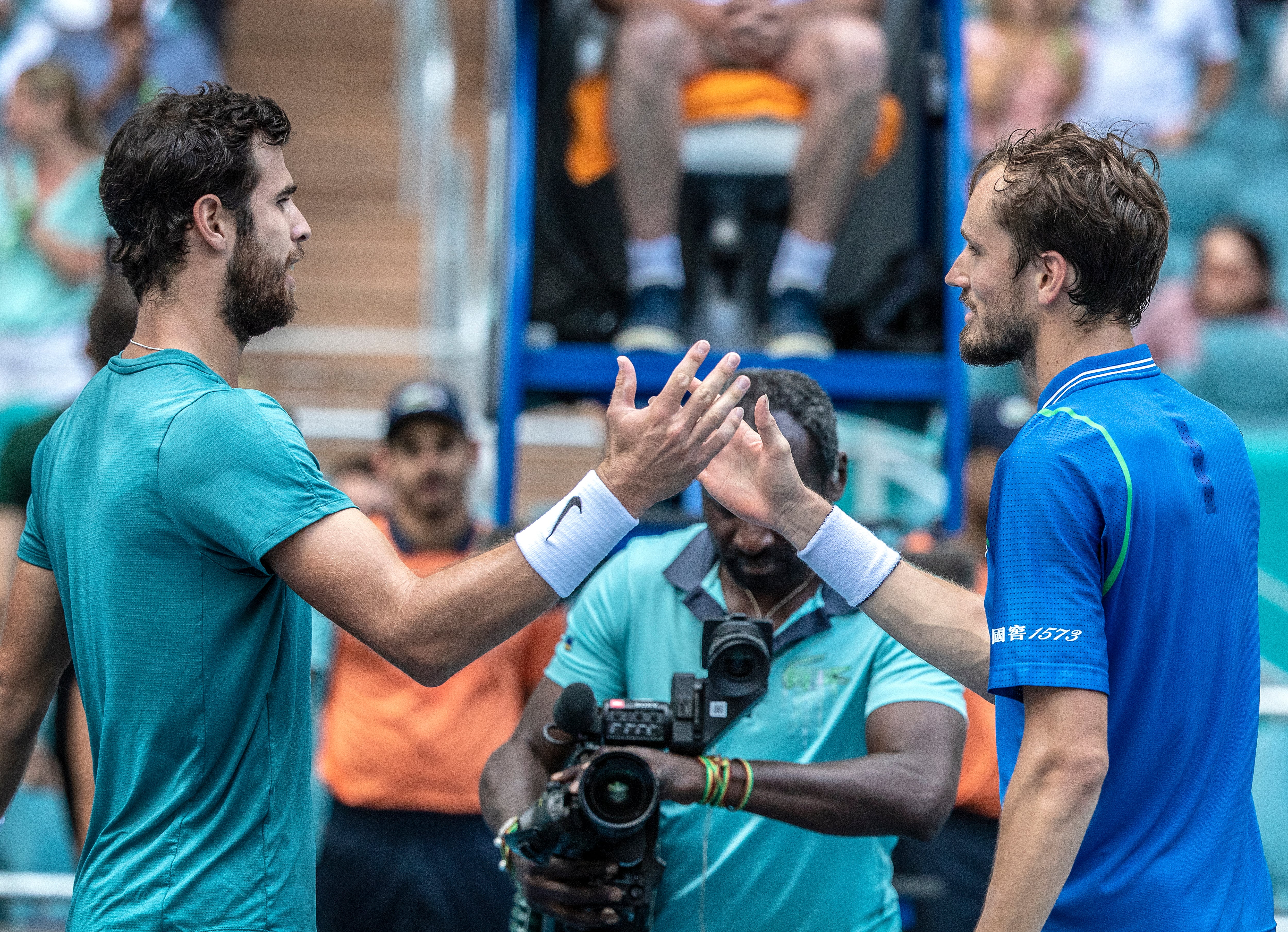 Daniil Medvedev y Karen Khachanov, al término de la semifinal en Miami. (Tenis, Abierto, Rusia, Estados Unidos) EFE/EPA/CRISTOBAL HERRERA-ULASHKEVICH