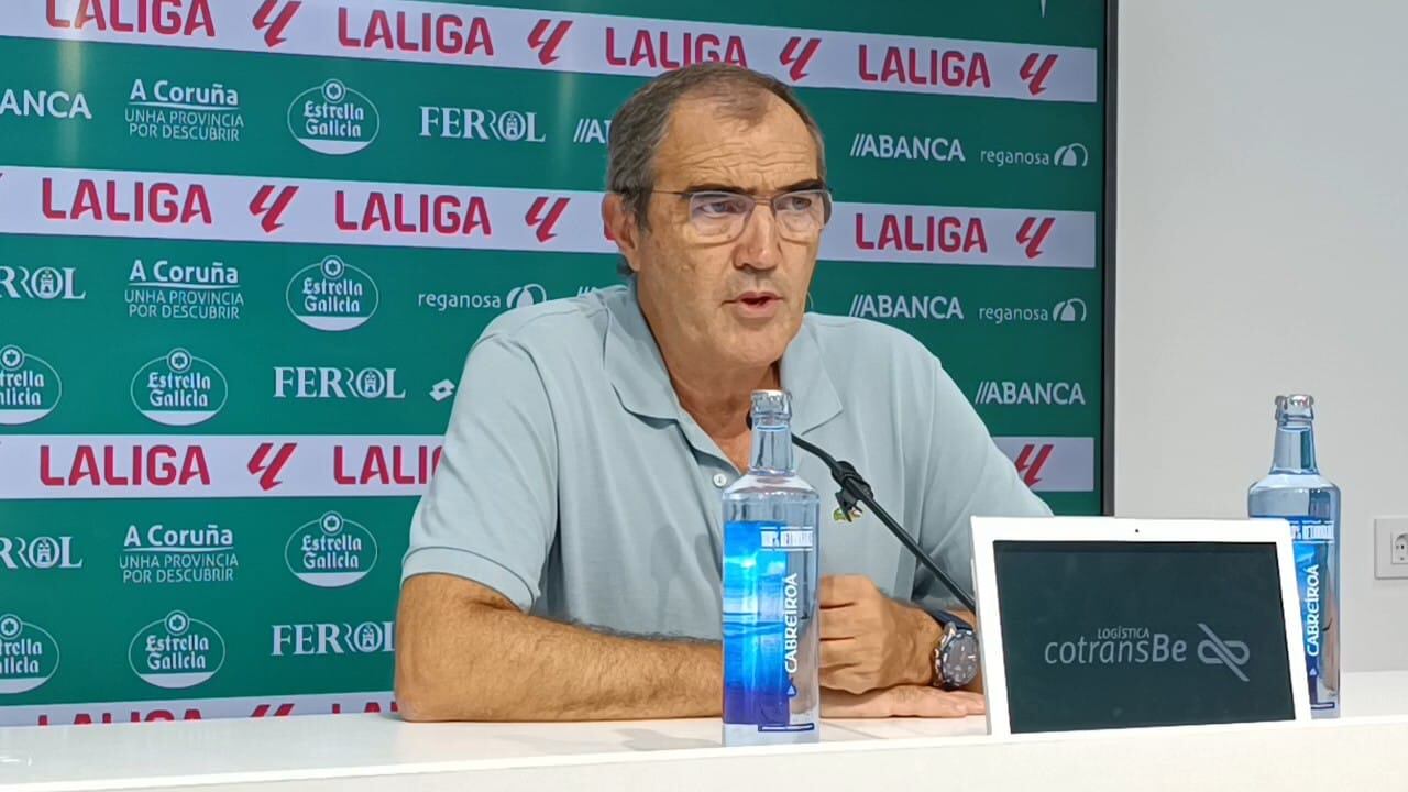 El director deportivo verde, Carlos Mouriz, en la rueda de prensa de este lunes (foto: Racing Club Ferrol)