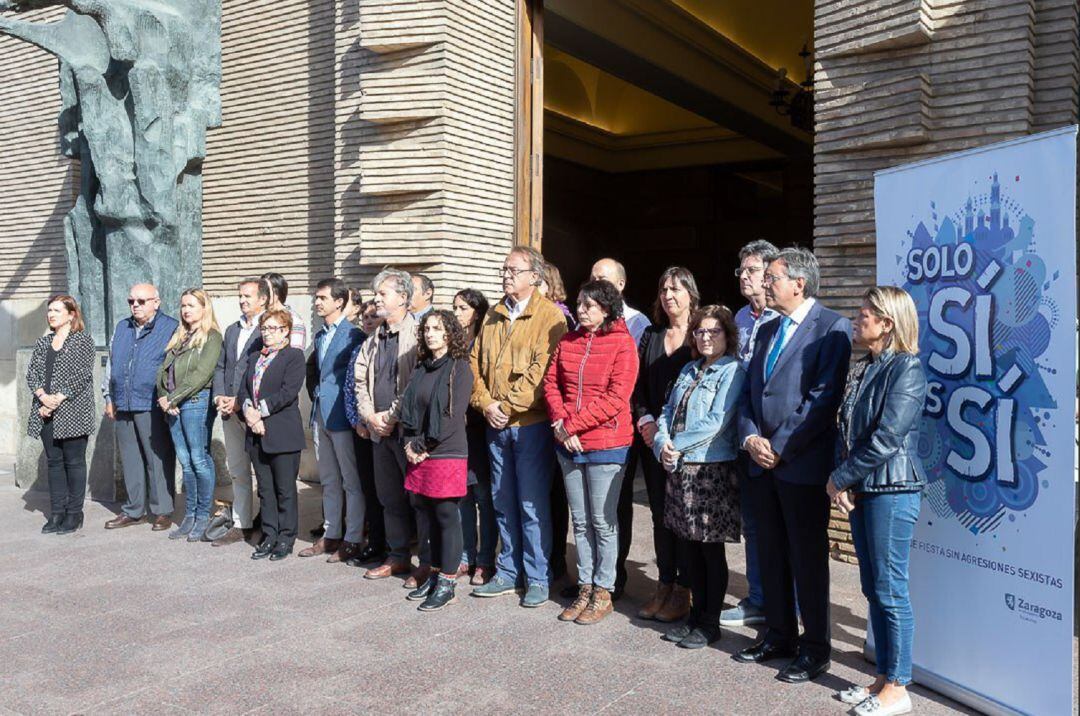 Concentración en las puertas del Ayuntamiento de Zaragoza de todos los grupos municipales en repulsa a las agresiones sexuales denunciadas en las Fiestas del Pilar