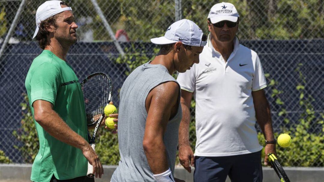 Carlos Moyá, Rafa Nadal y Toni Nadal durante un entrenamiento del tenista balear.
