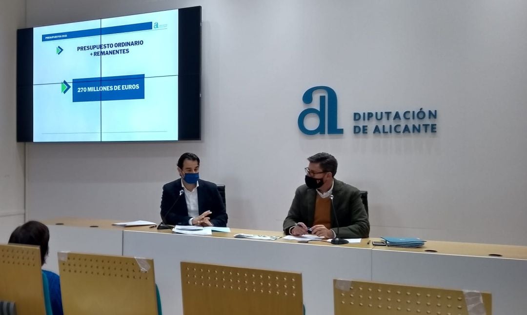 El diputado de Economía, Eduardo Dolón (i) y el de Infraestructuras, Javier Gutiérrez (d), durante la presentación del anteproyecto de presupuestos para 2021 de la Diputación.