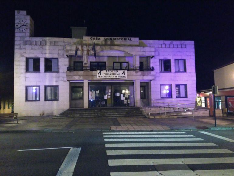 Fachada iluminada en tonos morados