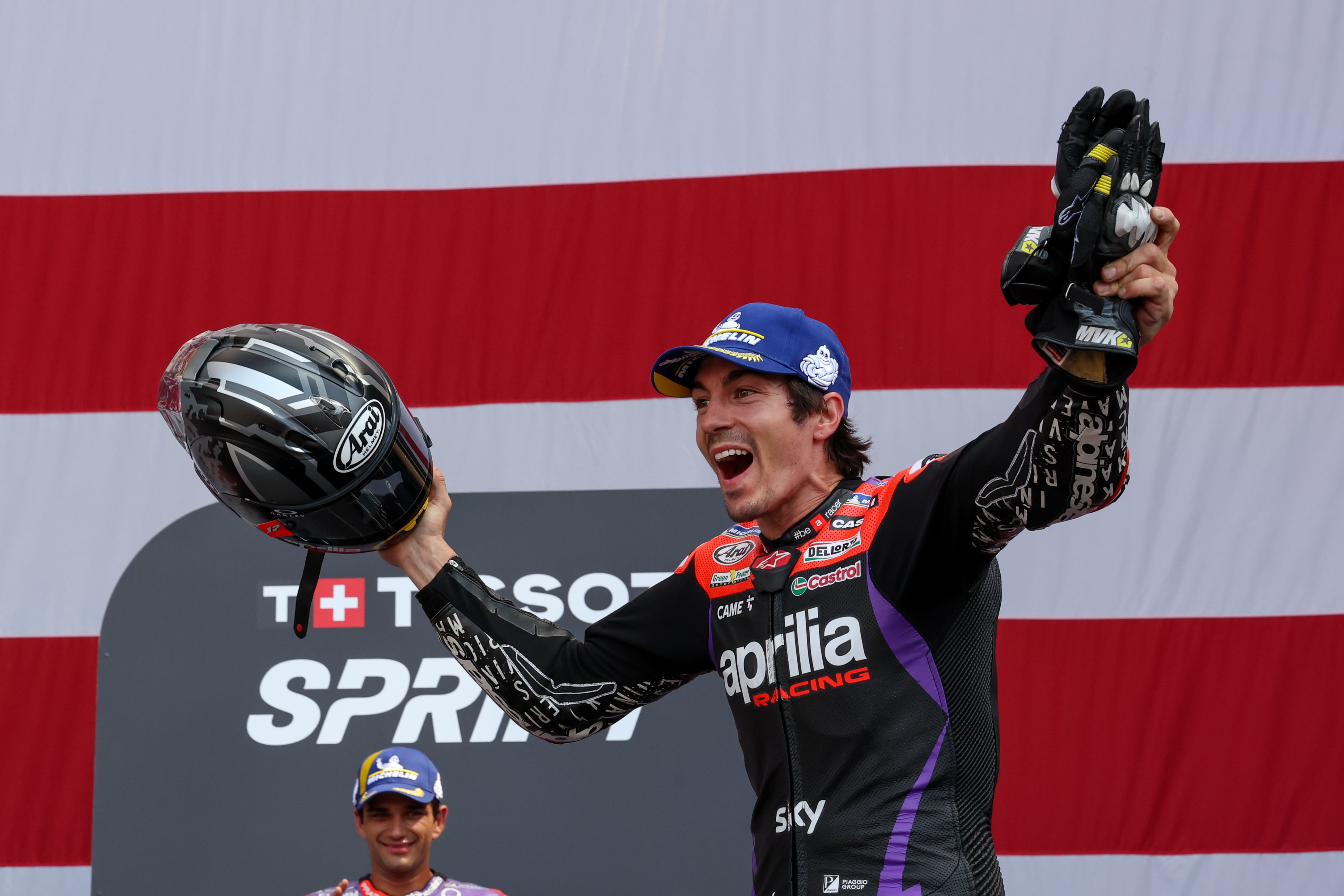 Maverick Viñales festeja su triunfo al esprint en el GP de las Américas