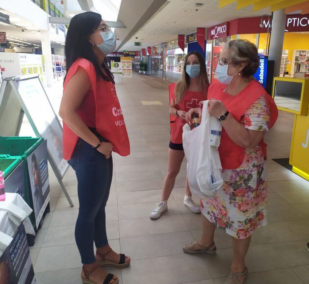 Voluntarias de Cruz Roja clasifican las donaciones en Carrefour Zaraiche