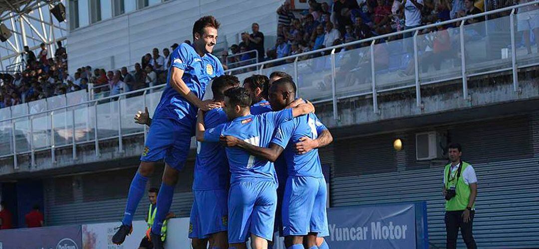 Los jugadores fuenlabreños celebran un gol obtenido esta temporada.