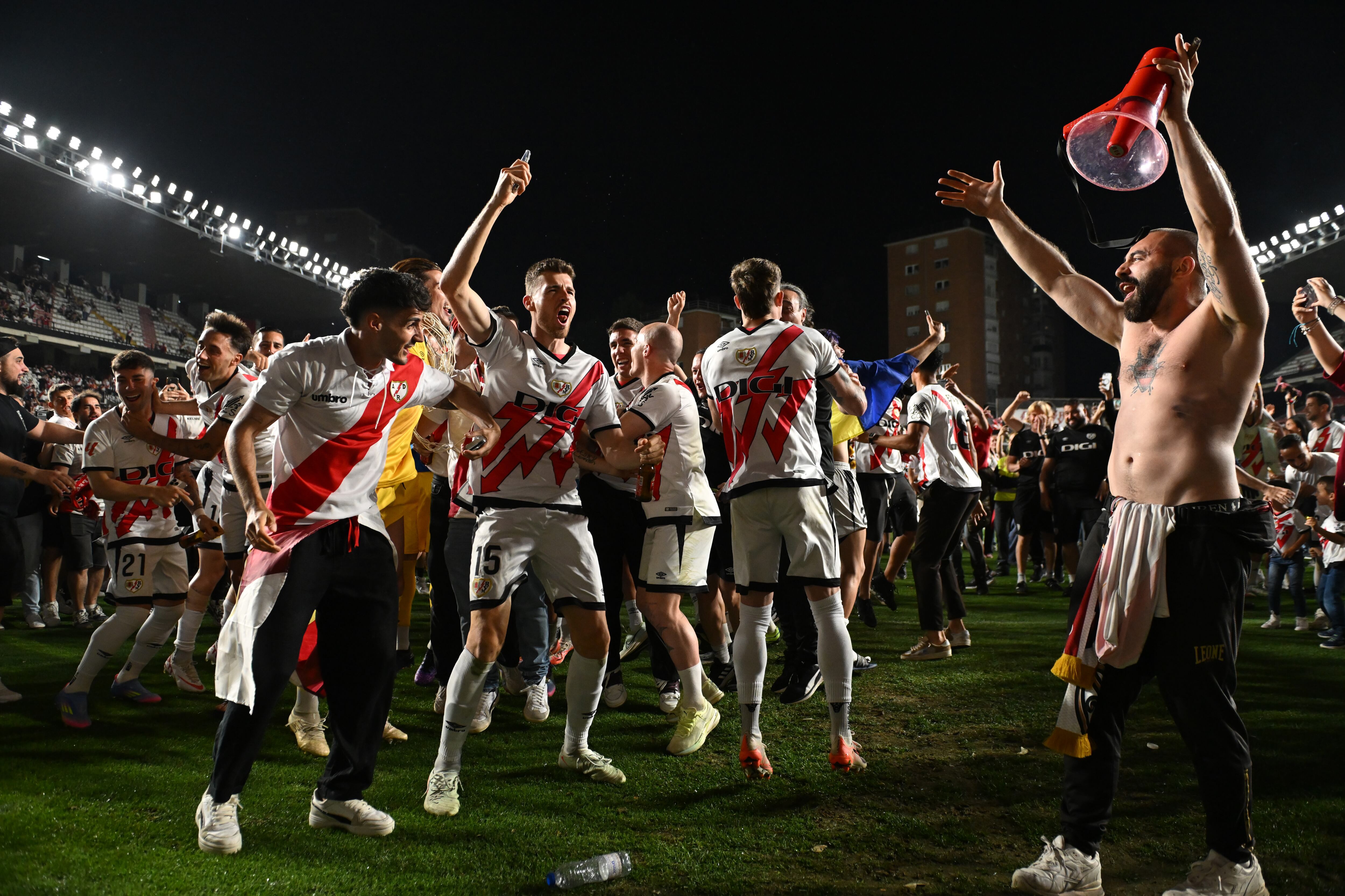 Los jugadores del Rayo celebran la clasificación a la Conference League