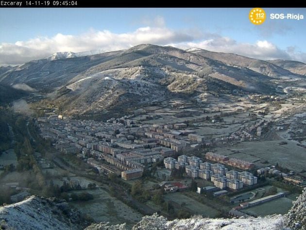 Vista de la cámara web de SOS Rioja que muestra la villa de Ezcaray nevada.