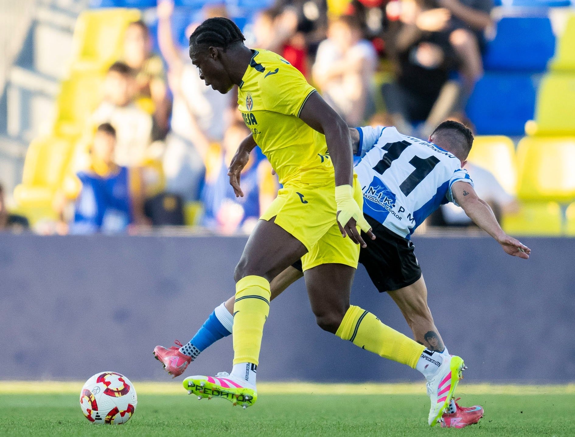 Javi Moreno y Etta Eyong pugnan por el balón
