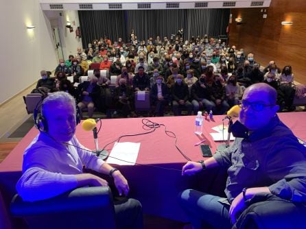 Jesús Callejo y Nacho Ares durante la grabación del programa con todo el público