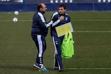 El entrenador del C.D. Leganés, Asier Garitano (d), durante el entrenamiento en el Estadio municipal de Butarque, en Leganés, para preparar el partido de vuelta de semifinales de la Copa del Rey frente al Sevilla.