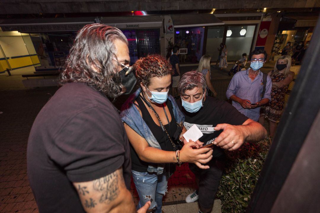 Una mujer muestra su código QR con sus vacunas contra el COVID-19