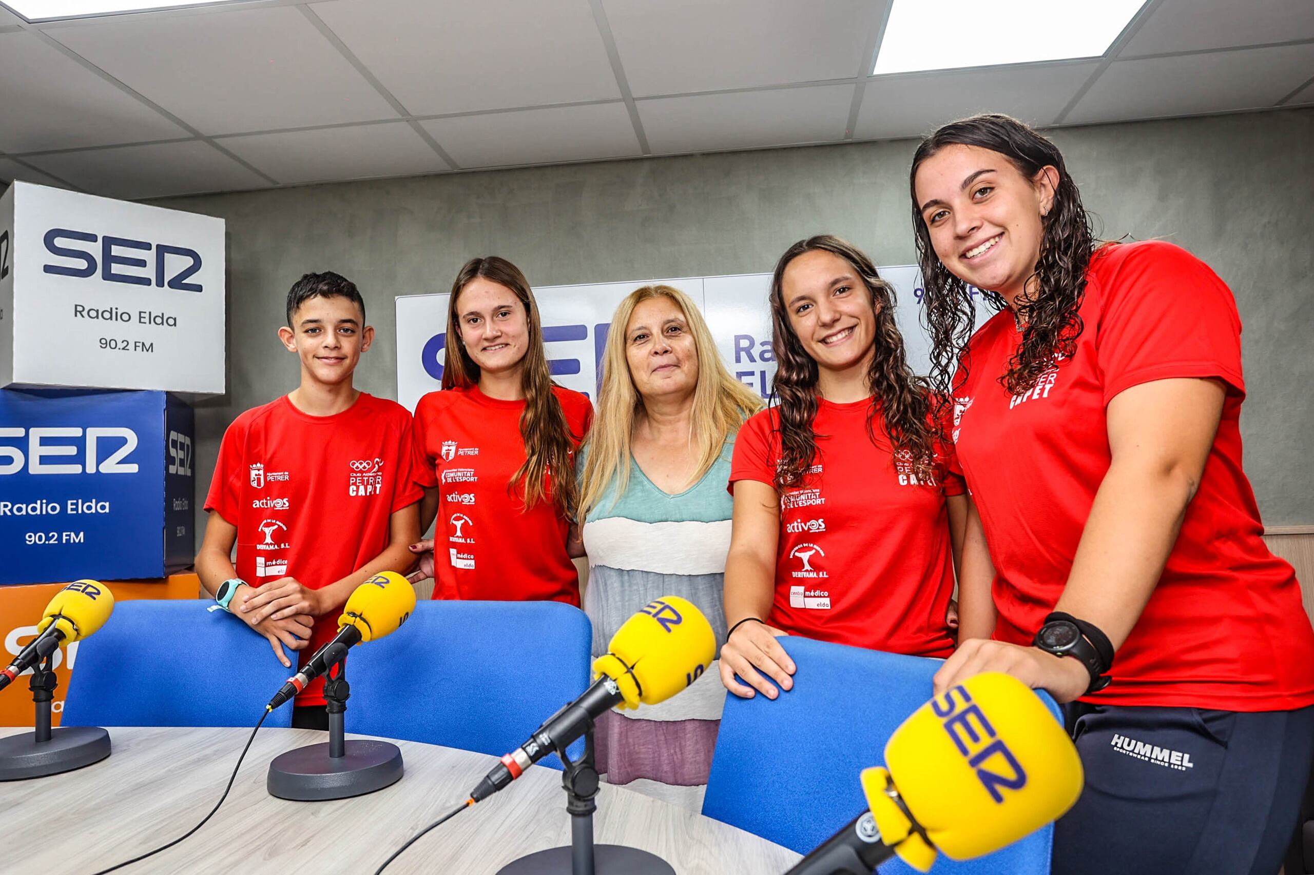María José Orugo con los cuatro atletas que van al Campeonato de España