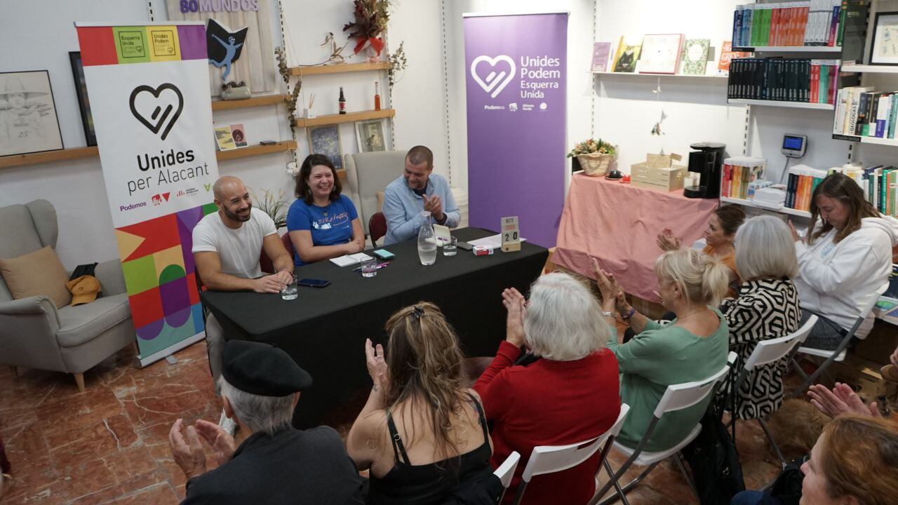 Trobada Animalista celebrada por Unides per Alacant en la librería 80 Mundos