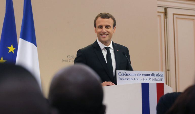 El presidente francés, Emmanuel Macron, pronuncia su discurso durante una ceremonia de obtención de la ciudadanía francesa.