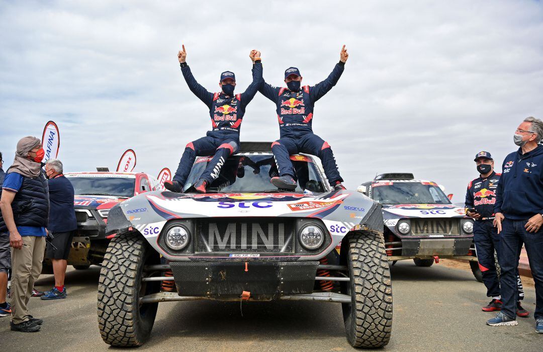 Stephane Peterhansel celebra la victoria conseguida en el Rally Dakar 2021