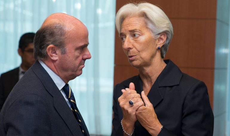 International Monetary Fund (IMF) Managing Director Christine Lagarde (R) speak with Spanish Economy Minister Luis de Guindos prior to the beginning of a Eurozone finance ministers meeting in Brussels, Belgium June 27, 2015. Euro zone finance ministers me