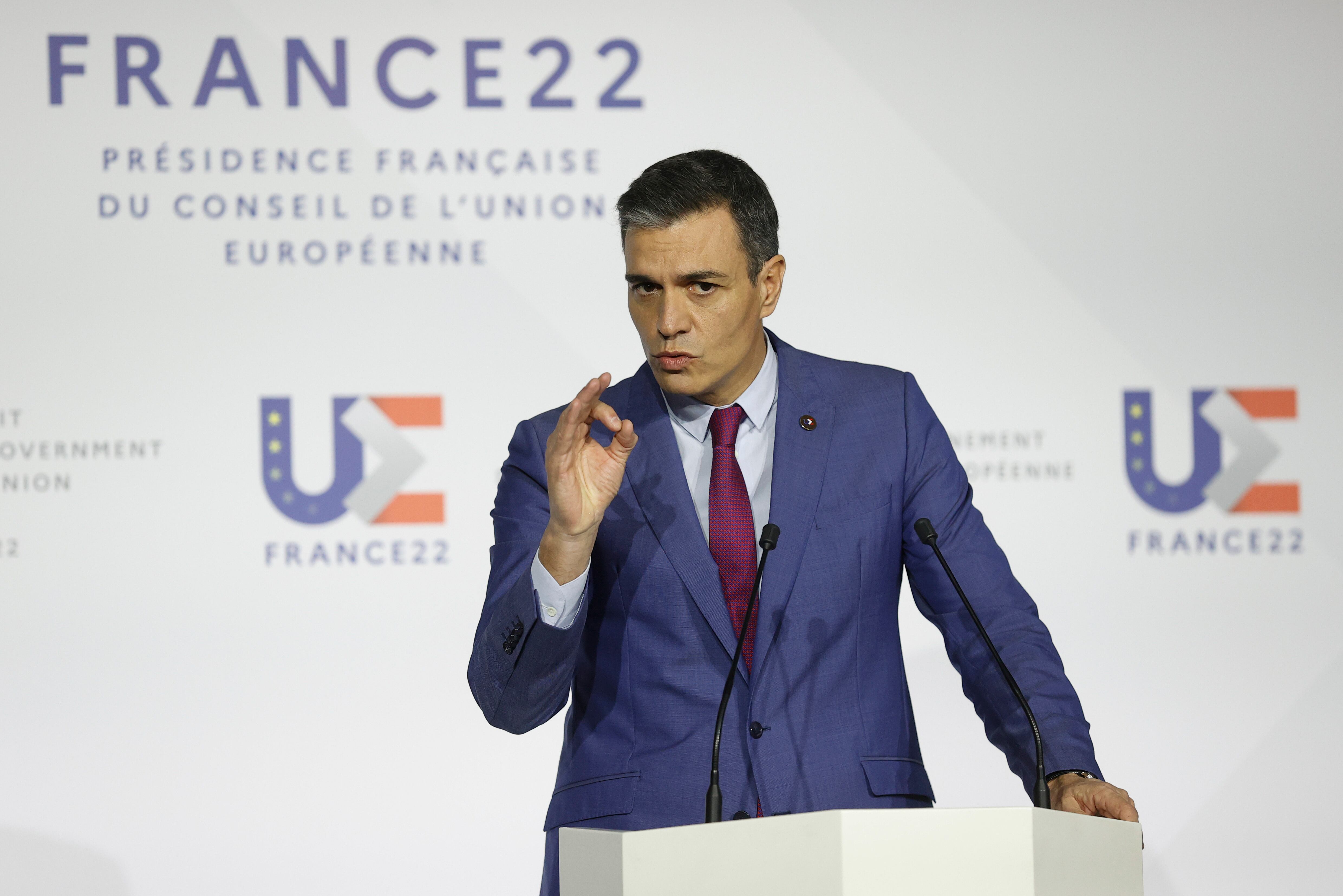 El presidente del Gobierno, Pedro Sánchez, en rueda de prensa tras asistir a la cumbre informal de jefes de Estado y Gobierno comunitarios que se celebra en Versalles.