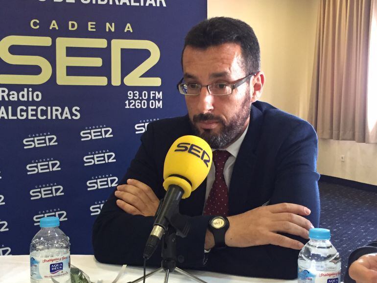 El alcalde de La Línea, Juan Franco, durante una intervención en los micrófonos de Radio Algeciras.