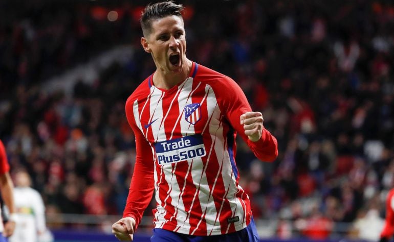 Fernando Torres celebra uno de sus goles en la Copa al Elche.
