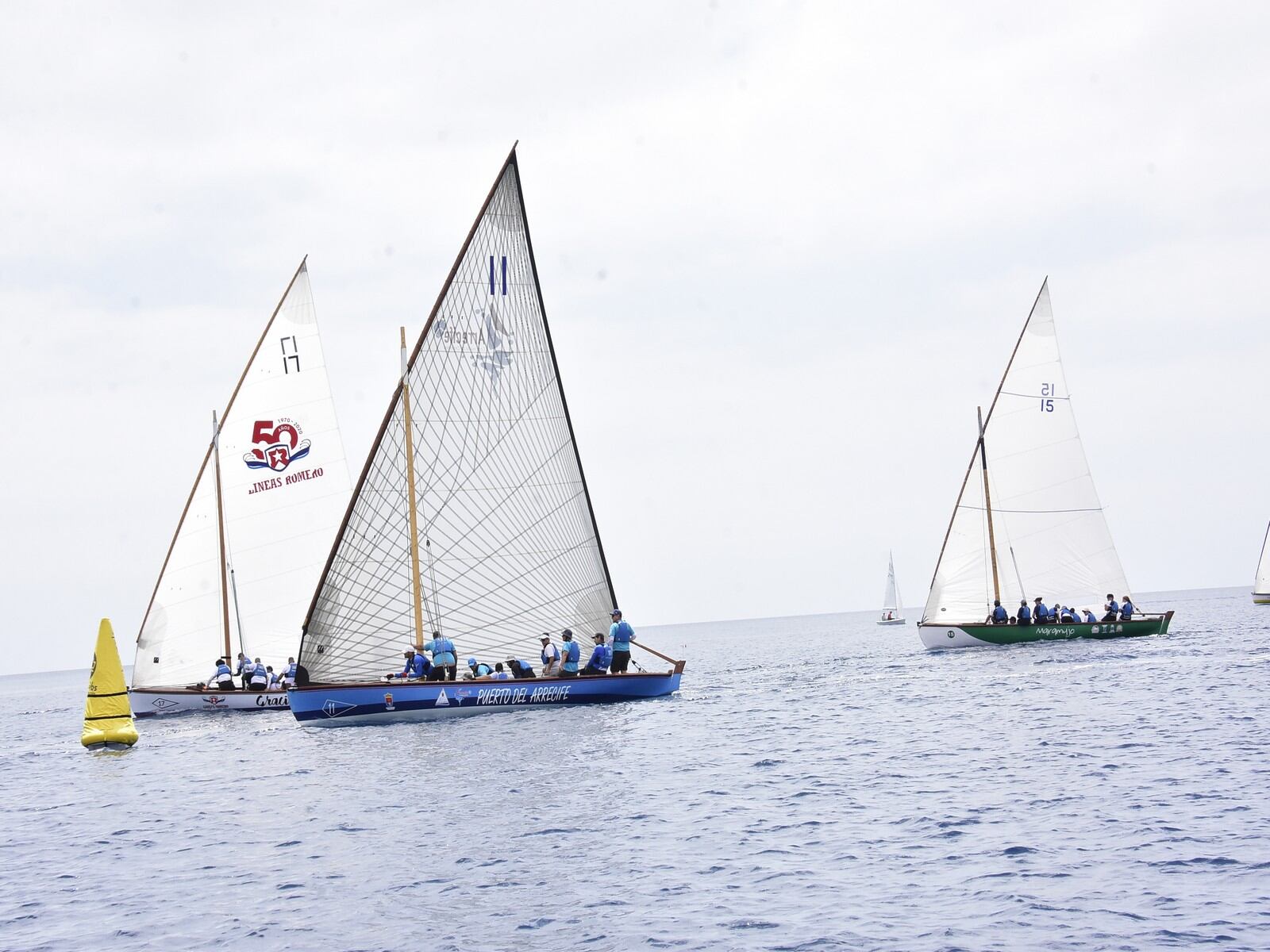 Barquillos participantes en el Trofeo Día de Canarias de Vela Latina, en Lanzarote.