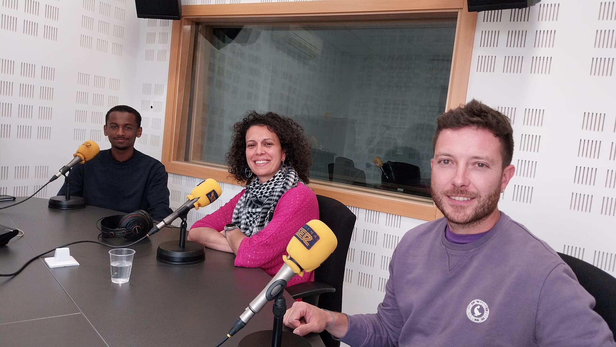 Cristina Sirur, representante de CEAR Madrid, Gonzalo Comendador (d), entrenador y Moha Amro, jugador del CEAR CF en Madrid